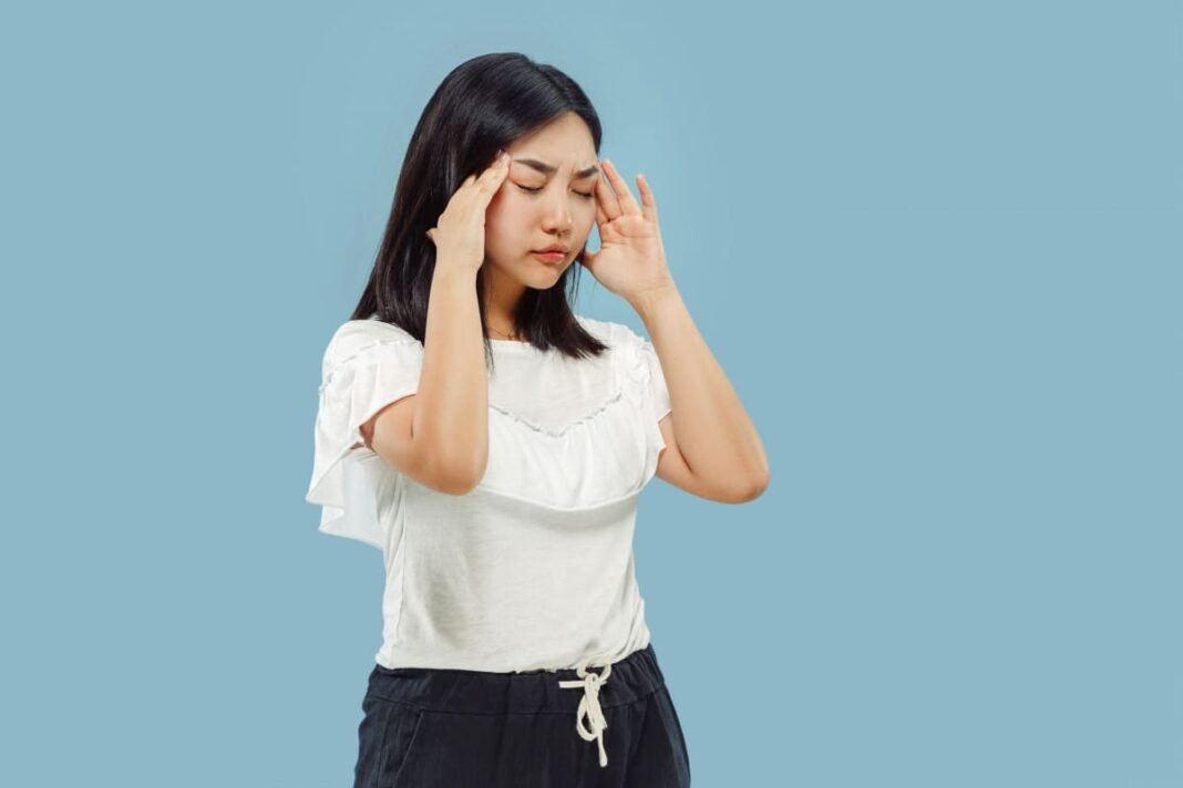 sakit kepala kronis, kenapa sakit kepala terus menerus, penyebab sakit kepala, migrain berkepanjangan, solusi sakit kepala, pola tidur buruk, dehidrasi dan sakit kepala, stres dan sakit kepala, cara mengatasi sakit kepala