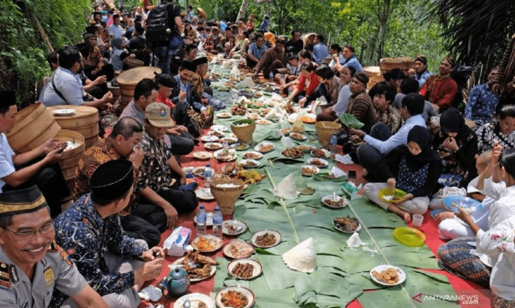 Tradisi Suku Jawa, budaya Jawa, upacara adat Jawa, slametan Jawa, mitoni, pernikahan adat Jawa, kejawen, wayang kulit, unggah-ungguh