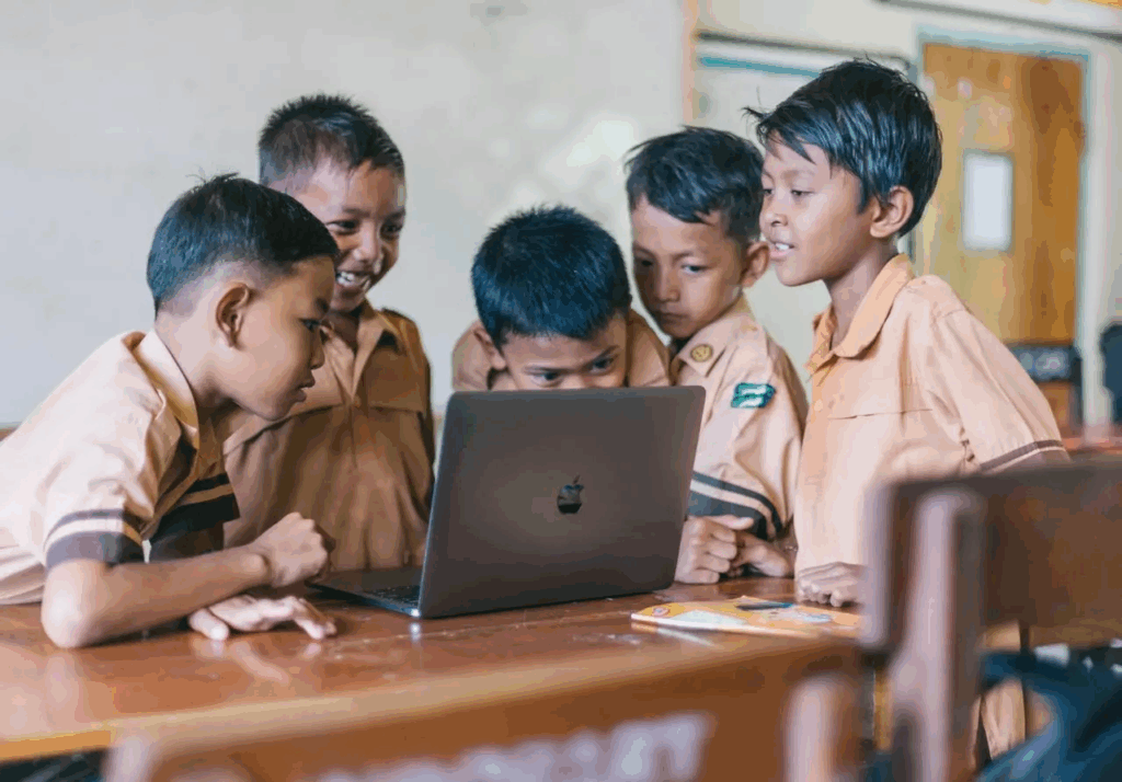 Dampak Positif Internet, Manfaat Internet, Pendidikan Digital, Bisnis Online, Internet dan Sosial, Teknologi Pendidikan, Internet Masa Kini