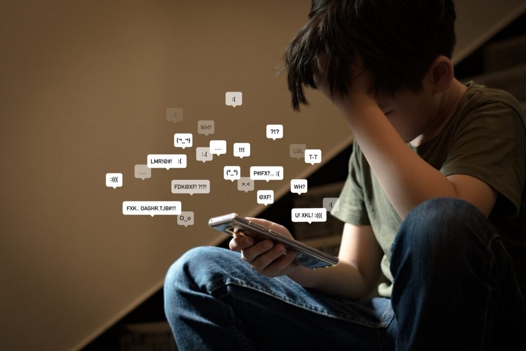 cara mengatasi cyberbullying, tips aman dari perundungan online, edukasi anti bullying digital, kesehatan mental remaja, dukungan emosional