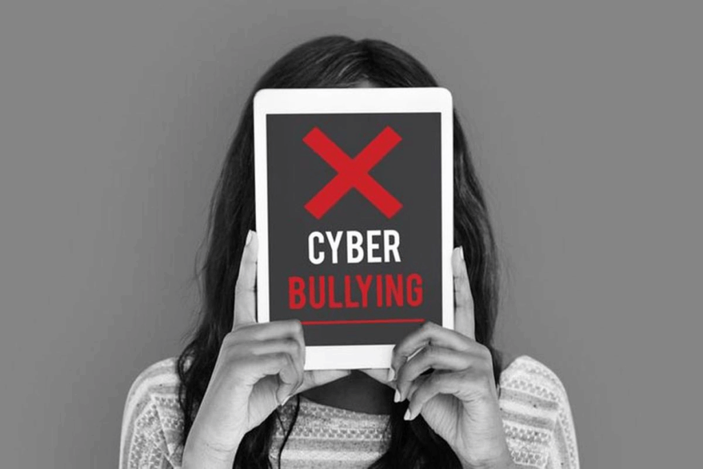 cara mengatasi cyberbullying, tips aman dari perundungan online, edukasi anti bullying digital, kesehatan mental remaja, dukungan emosional