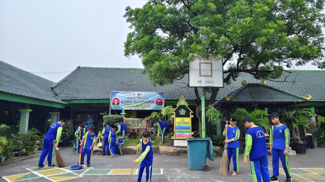 Kerja Bakti Membersihkan Sekolah Aksi Nyata
