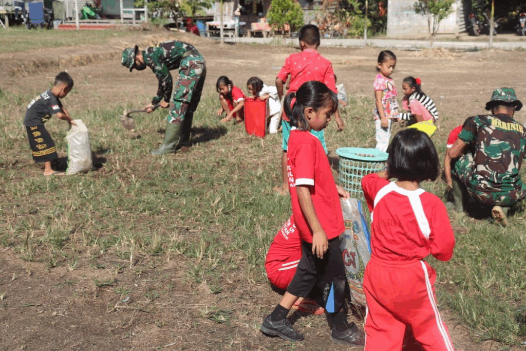 kerja bakti  membersihkan sekolah