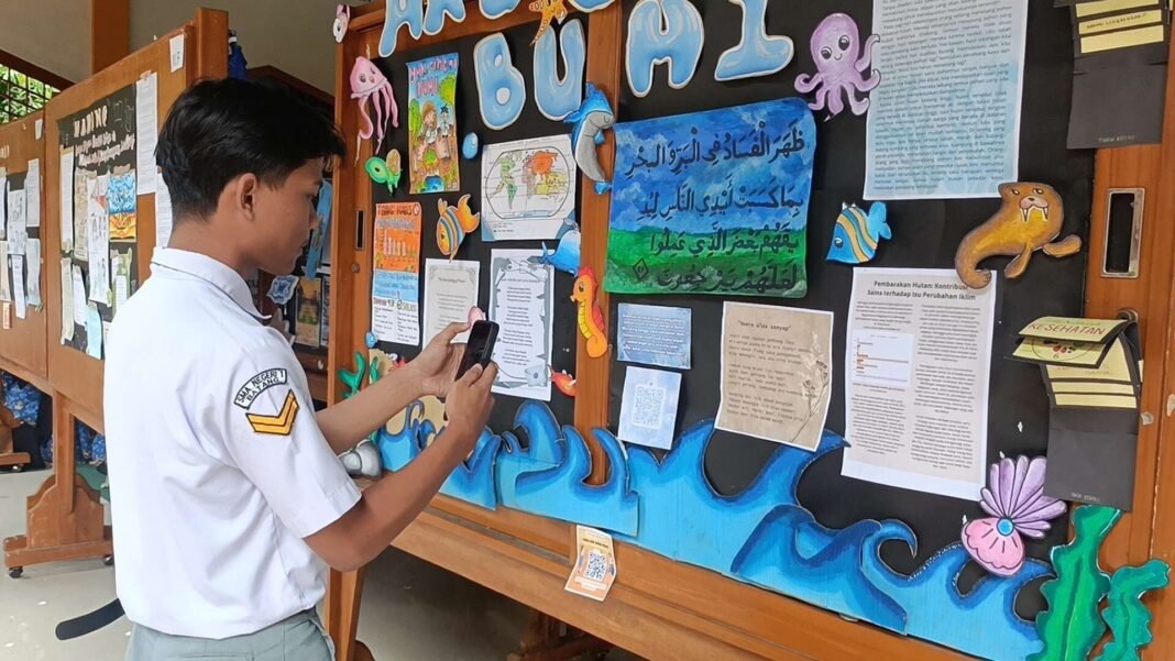 fungsi mading adalah