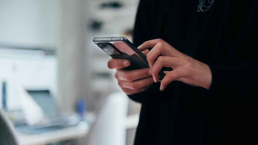 Peran Vital Fungsi Handphone dalam Menjaga Kesehatan Pengguna