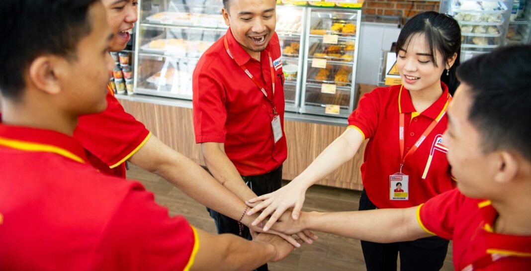 Mengenal Lebih Dekat Helper Alfamart Adalah Apa?
