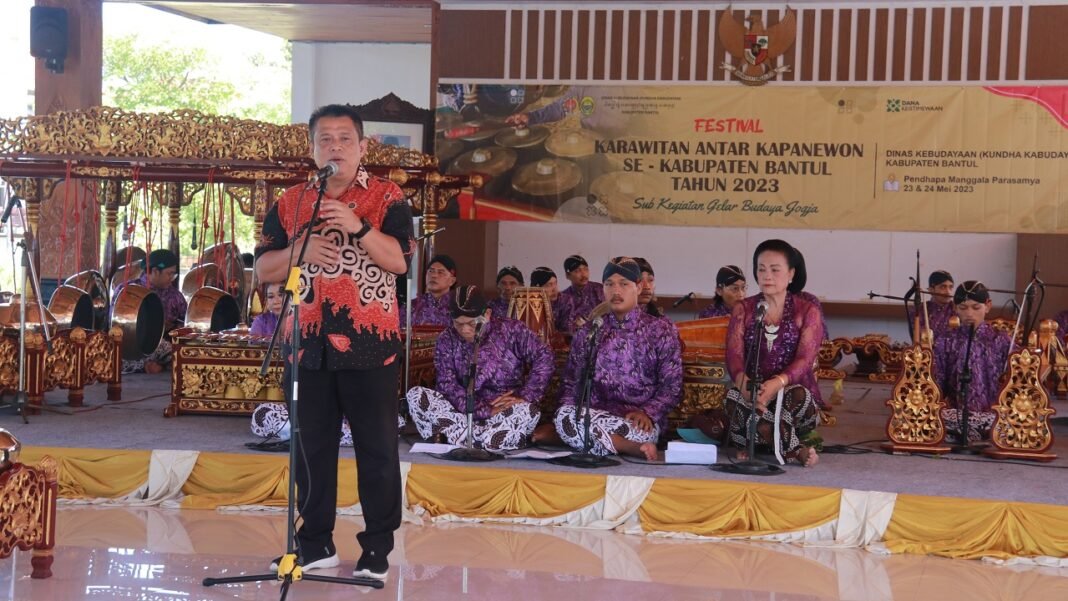 Pelajari apa itu karawitan dalam budaya Jawa, mulai dari sejarah, filosofi, hingga unsur-unsur pembentuk musik gamelan yang unik.